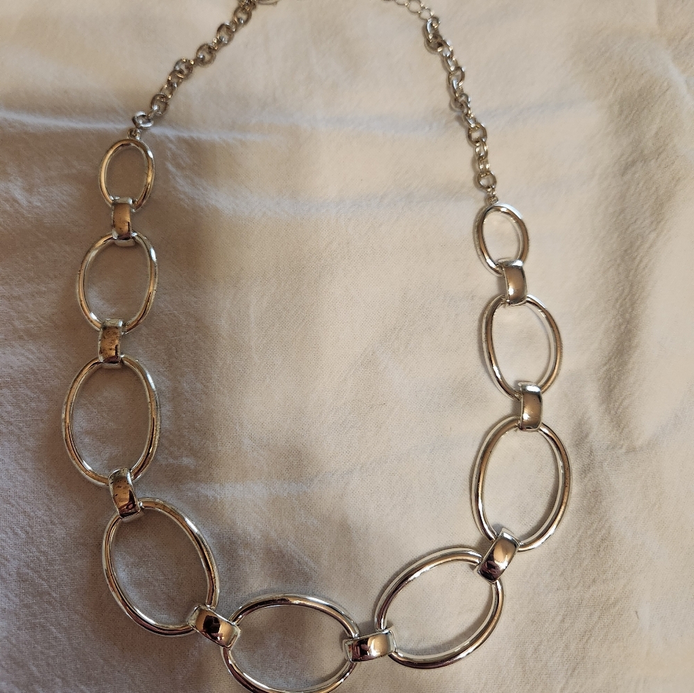 GiLFORD PREMIER DESIGNS NECKLACE silver tone ovals.